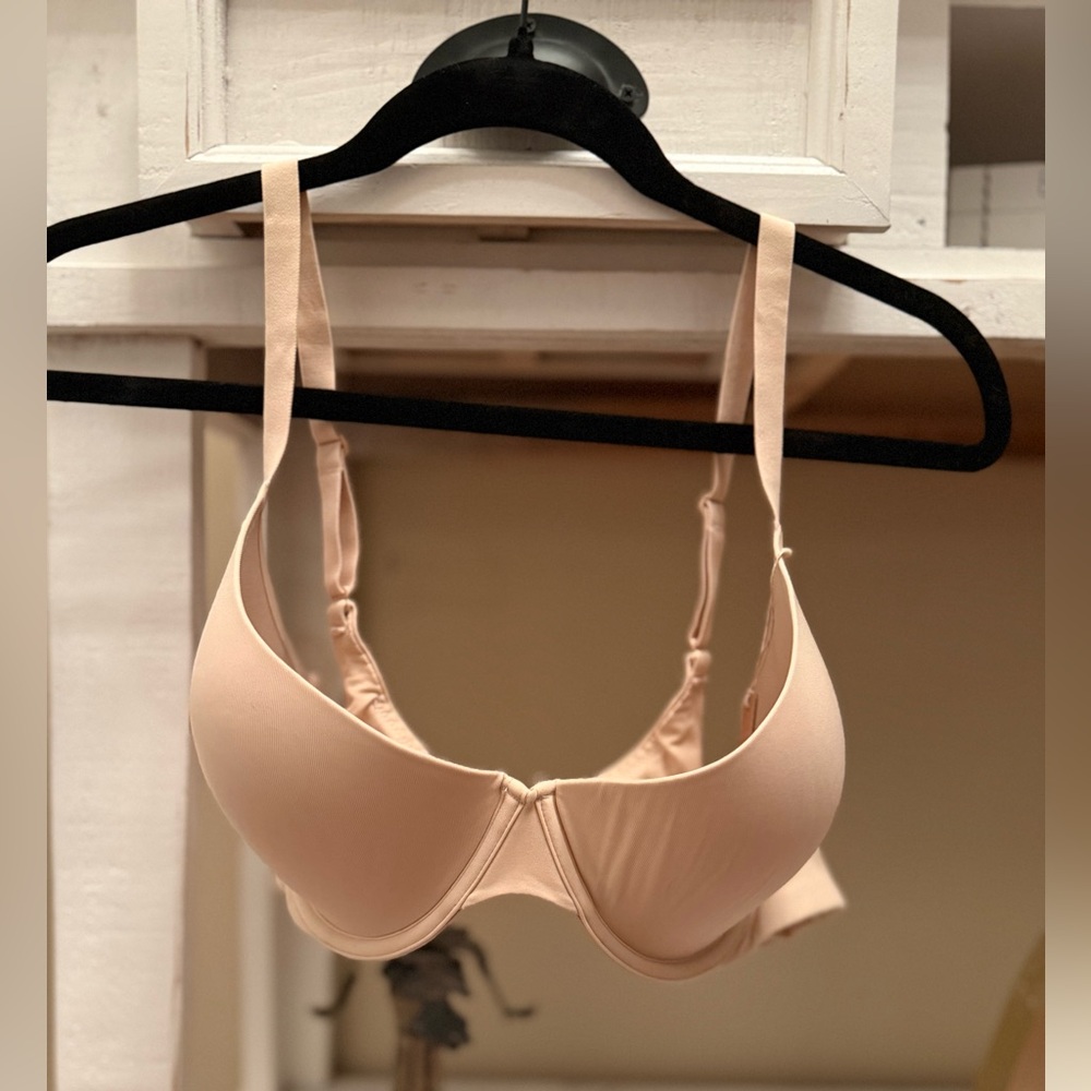 SKIMS Fits Everybody Scoop Plunge Bra in Sand